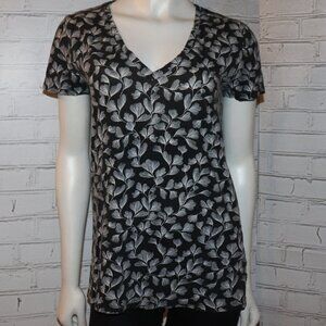 🌿⚫🤍 Leaf Print V-Neck Tee · Merona · Size L